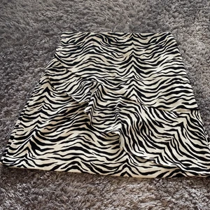 Kjolar - Kjol som är i zebra färg med volanger på och jag har knappt använt den