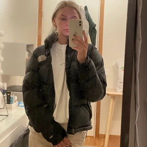 The north face puffer jacket  - Högsta bud just nu är 1750kr. Köpte den för 3000kr och den är i väldigt fint skick och använd förra vintern. Buda i kommentarerna❤️ (lägger ut igen för att se om jag kan få högre bud och fått bud från andra håll)