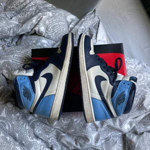 Air Jordan 1 retro high obsidian - Säljer nu mina älskade obsidians, haft de i 1,5 år men de är fortfarande i mycket fint skick! Enda tecken på användning är lite slitning på hälen och en del creasning. Kom med rimliga bud privat! bara att skriva ifall ni har frågor🦋💙✨