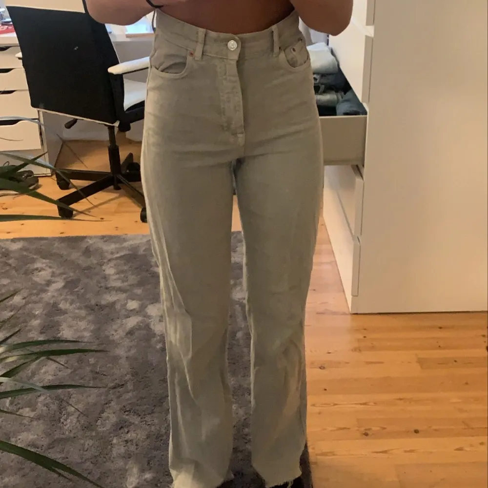 populära grå jeans från Zara 🤩 Jag är 172 cm och de är långa på mig 💓. Jeans & Byxor.