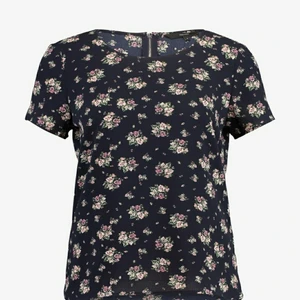 Blommig oanvänd topp från Vero Moda - Nyskick! Dragkedja i nacken. Köparen betalar eventuell frakt.