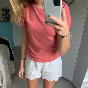 T-shirt med puffärmar💕 - Jättefin t-shirt med puffiga ärmar! Färgen ör lite rosa/aprikosig💓 jätteskönt material! Storleken är M men passar nog xs-m