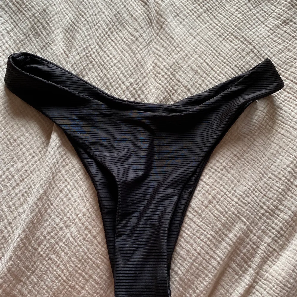 Ett par simpla svarta bikinitrosor som är i ett jätte mjukt material! Helt nya, inte provade.. Övrigt.