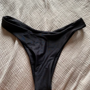Bikinitrosor  - Ett par simpla svarta bikinitrosor som är i ett jätte mjukt material! Helt nya, inte provade.