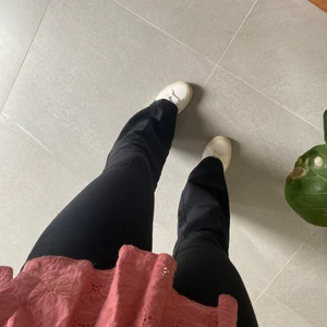 Bikbok kostymbyxor - Fina kostymbyxor från Bikbok! Har använd de en del så de är lite noppriga men det syns inte särskilt tydligt och knappen är borta. Men annars sitter de superbra! 