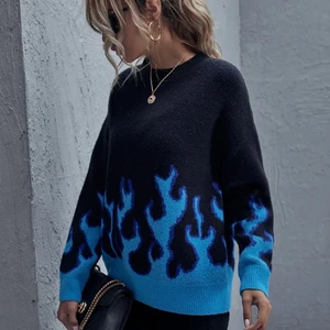 Stickad tröja  - Stickad tröja med eldsflammor på storlek S. Byte funkar oxå