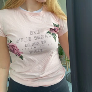 T-shirt  - Jättegullig rosa T-shirt med text och rosor. Knappt använd 💕