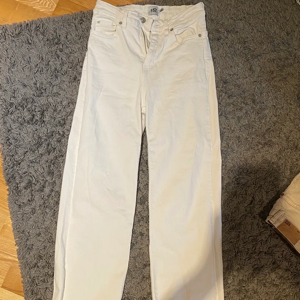 Ett par vita jeans från Lager 157! Knappt använda så nästan som nya. Rätt så stora i storleken, jag är 167. Finns likadana beiga också, skriv privat för bild på dom!. Jeans & Byxor.