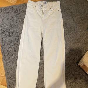 Ett par vita jeans från Lager 157! Knappt använda så nästan som nya. Rätt så stora i storleken, jag är 167. Finns likadana beiga också, skriv privat för bild på dom!