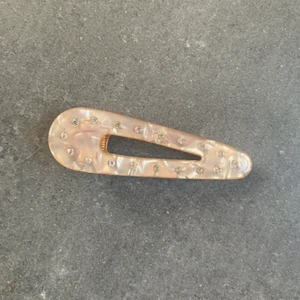 Hårklämma - Superfin hårklämma från Glitter! Aldrig använd så är som ny! Ordinarie pris 70 kr! Köparen står för frakten