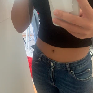 Jeans - Snygga typ långmidjade/midrise mörk blå jeans. Modell bootcut. Perfekta att ha på hösten eftersom den fina mörkblå färgen. Storlek M, fast skulle säga mer SMALL i storleken. Sista bilden är i dåligt ljus, så skriv om du vill ha fler bilder. FRAKT INGÅR