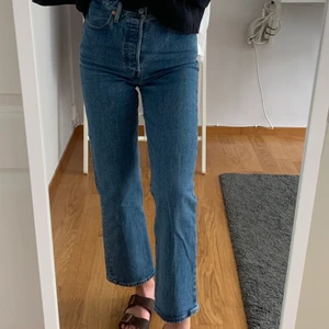 Levi’s jeans - Jeans i fint skick som jag tyvärr måste sälja då de blivit för stora för mig. Jag är 1,78 m lång och jeansen går till anklarna på mig. Frakt ingår i priset. 