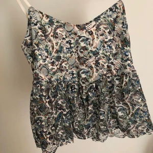 Mönstrad linne - Vacker mönstrad linne med spets detaljer. Säljes pga inte kommer till användning 