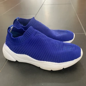 Skor - Säljer pga de är för små. Använda Max 4 gånger! Nypris: 500