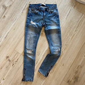 Jeans från Gina tricot strl 25/30 - Modell Kristin. Använda men fint skick. Obs rätt smala i strl!