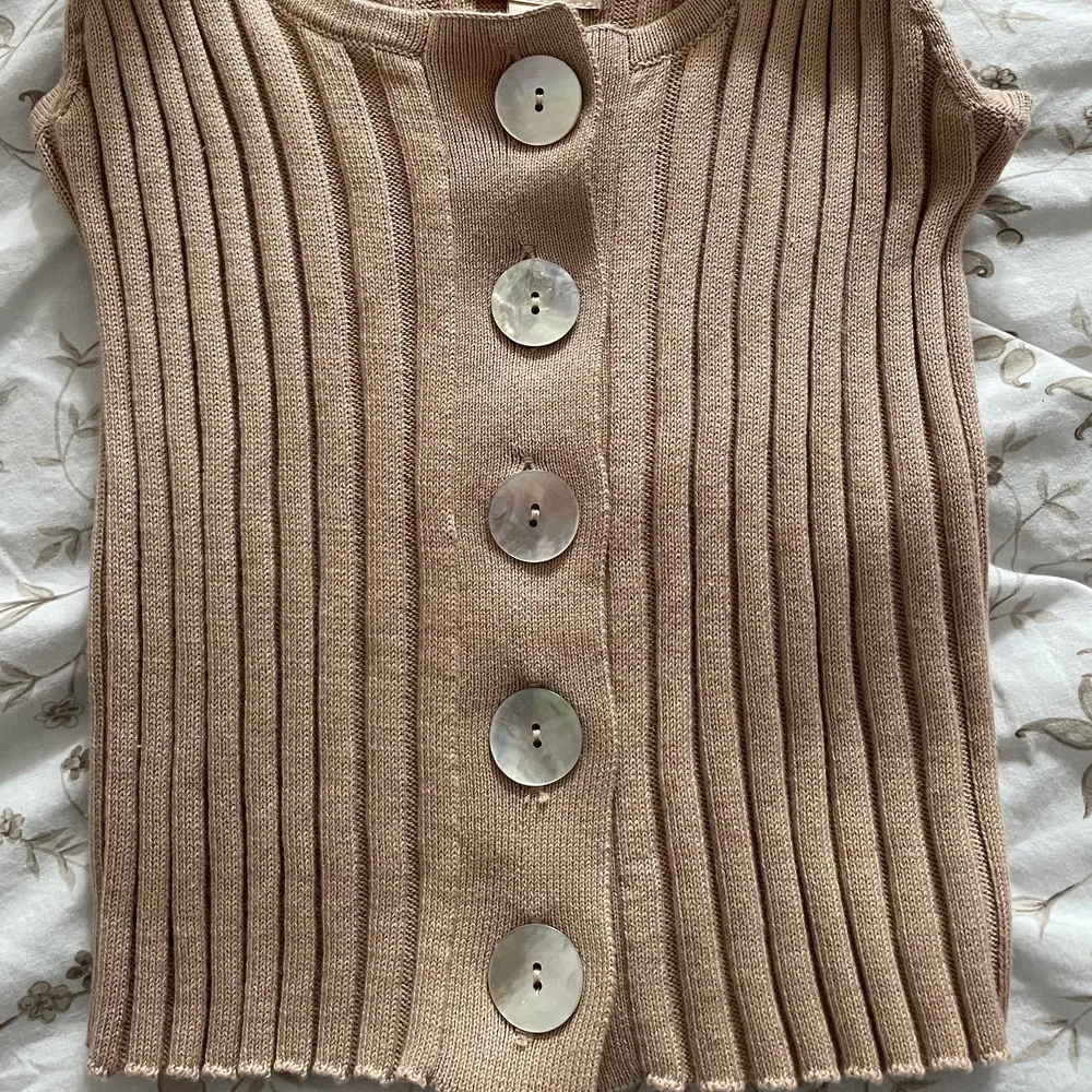 Ett jäättegulligt linne från H&M använd 2 gånger & den har smått färgade skiftande knappar! Man kan ta bort knutarna på axelbanden om man vill de:)❤️. Toppar.