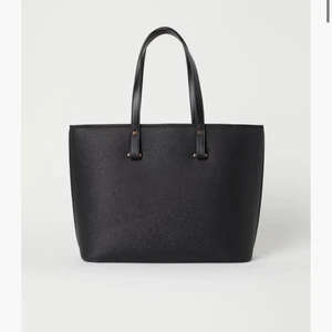 Stor shoppar väska svart  - Stor rymlig väska, får plats med MacBook mm, perfekt för skolan, jobbet, shopping turen eller övernattningen :) 