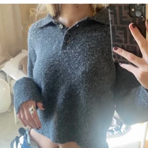 Stickad tröja  - Jätte mysig stickad tröja från Zara, aldrig använd💞