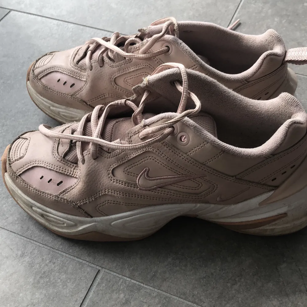 Jätte snygga sneakers från nike! I en as gullig rosa/beige färg:) Köpta för tre årsedan och är därför använda ganska mycket! Dem är dock ändå i väldigt fint skick utan något slitet🙃. Skor.