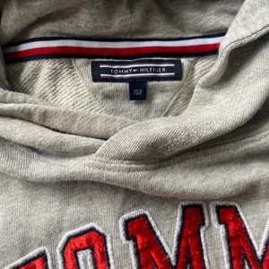 Tommy hilfiger hoodie  - Super snygg Tommy Hilfiger hoodie i storlek 152, men jag har storlek S och den funkar aldeles utmärkt ändå. 🌟