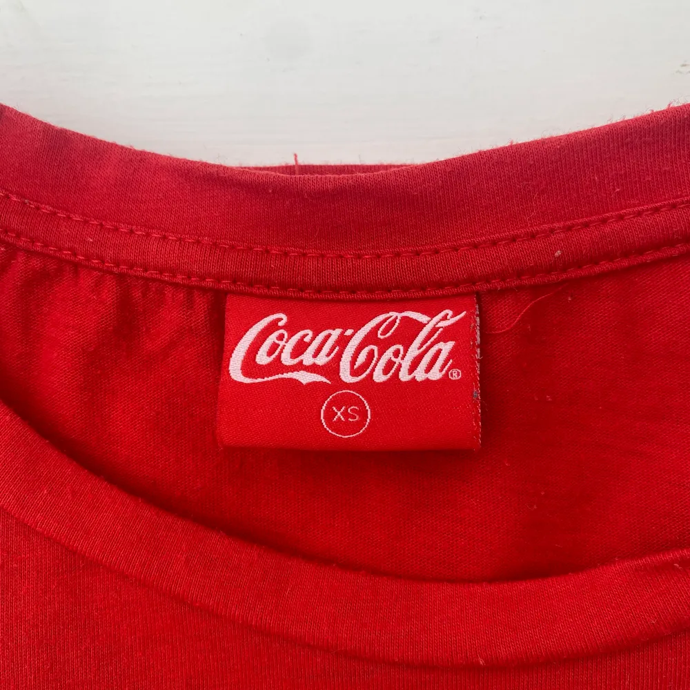 Coca cola T-shirt, aldrig använt denna och där av ute på försäljning. Storlek XS men funkar även för de med storlek S. Betalning via Swish. . T-shirts.