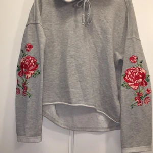 Tröja blomma - Grå med tryck