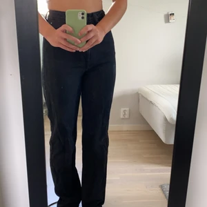 Weekday jeans - Jättefina jeans från weekday! Jag är nästan 170 cm men dom sitter jättebra! Dom har inga fläckar och har inte haft dom i mer än ett år. Frakten ingår