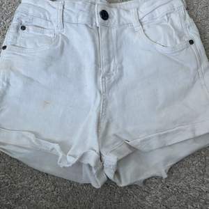Vita shorts, storlek 34. Köparen står för frakt, skriv vid frågor 