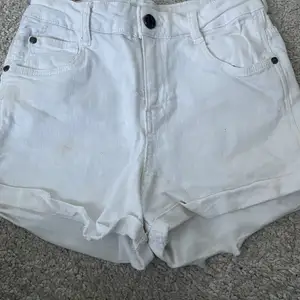 Vita shorts, storlek 34. Köparen står för frakt, skriv vid frågor 