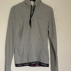 Tommy hilfiger kofta - Köpt i london 2018 nypris 700kr.