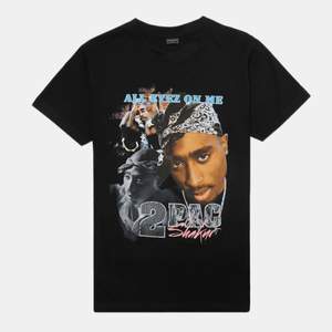 2pac t-shirt i storlek L men passar snyggt oversized på mig som är xs. Litet tryckfel i nedre delen av tröjan som inte syns när man har på sig den. Säljer för 200kr+frakt. 