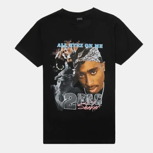 2pac t-shirt - 2pac t-shirt i storlek L men passar snyggt oversized på mig som är xs. Litet tryckfel i nedre delen av tröjan som inte syns när man har på sig den. Säljer för 200kr+frakt. 