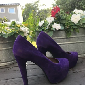Lila platåklackar - Snygga och coola platåklackskor med hög klack. Grymma till fest eller att bara matcha en snygg outfit med. Passar på en fot med storlek 37-38:) säljer super billigt pga dyr frakt! Totalt 106kr 