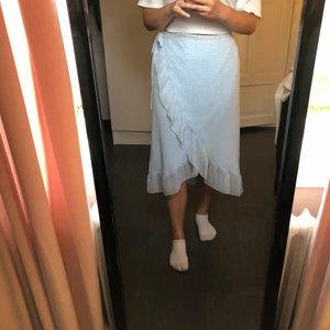 Mönstrad kjol från vero moda - Gör en intressekoll för denna kjolen från vero moda i strl. L. Kjolen är i fint skick och har en rosett i midjan (se bild).