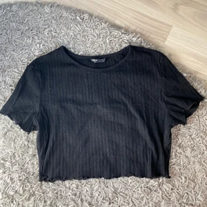 Vanlig topp - Helt vanlig svart topp ifrån shein. Säljer då ja redan har flera stycken likadana