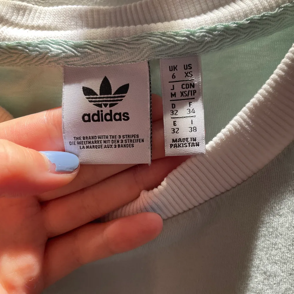 Jätte fin Adidaströja köpt för lite ca 1 år sedan. Använd ett fåtal gånger. Den är i en jätte fin mintgrön färg med mörkgröna ditaljer. Köparen står för frakt💕. T-shirts.