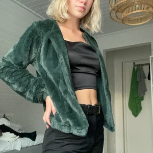 Mörkgrön fake päls i XS från kappahl  - Mörkgrön fake päls i XS från kappahl. Jackan har använts fåtal gånger!