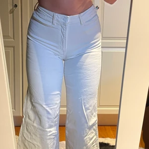 Vita jeans - Mina FAVORITJEANS från ettan i gymnasiet. Aldrig haft jeans som man får såhär bra röv i! Kan skicka bilder från när jag haft dem ( i skolan) så ni förstår vilken otrolig röv man får😫 använder dock aldrig längre tyvärr!
