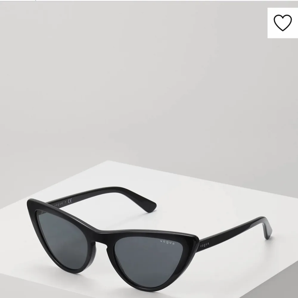 Svarta ”cat eye” solglasögon från Vogue. Använd ett fåtal ggr, som helt nya. . Accessoarer.