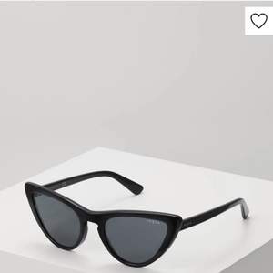 Svarta ”cat eye” solglasögon från Vogue. Använd ett fåtal ggr, som helt nya. 
