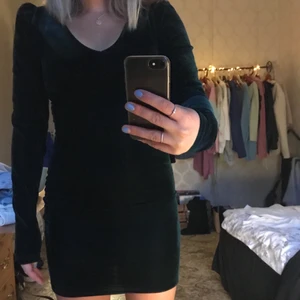 Sammetsklänning - Mörkgrön klänning i sammets material✨ passar perfekt som jul eller nyårsklänning💕