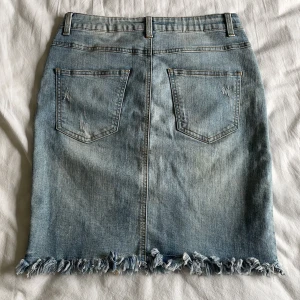 Jeanskjol - Ljusblå Jeanskjol från .Object i strl 36. Något stretchig. Begagnad i mycket gott skick. 