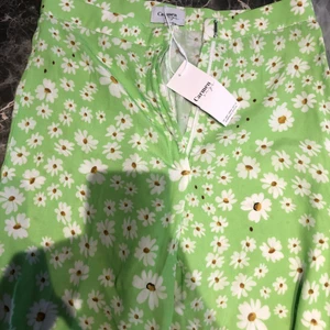 byxor  - tunna sommar byxor, prislappen är kvar! tyvärr försmå för mig 