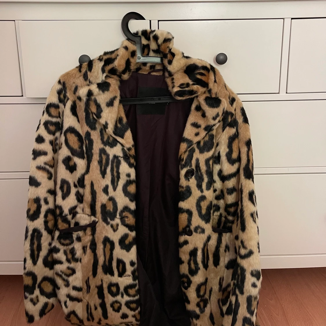 Pälskappa i leopardmönster