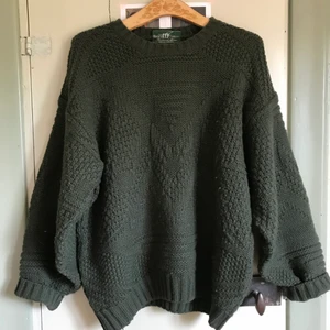 stickad mossgrön tröja🦔🦔 - Stickad mossgrön tröja! Perfekt nu till hösten. Vintage från märket henry cottons. Strl L. Passar oversize på mig som är en S. Made in Italy. Något nopprig annars mycket bra skick. Mjuk och varm, inte stickig alls. Kan skicka bler bilder eller mått på begäran. Kolla gärna in mina andra annonser, samfraktar gärna! 🐅