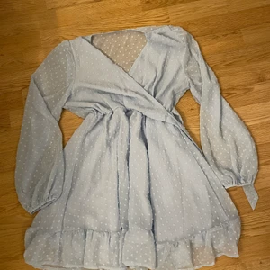 Klänning helt ny - Helt ny i strl S, omlott klänning