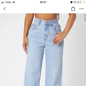 Jeans  - Från Shein,köpta för 229. Petite så passar någon som är typ 165 och runt det. Sitter som S/M. Midjan är som S! Kan diskutera pris! Frakt tillkommer