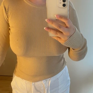 Stickad tröja  - Beige stickad tröja från nakd, aldrig använd , säljer pga för liten för mig 