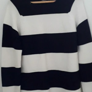 Randig stickad tröja - En stickad tröja i jättefint skick. Säljer då den aldrig kommer till användning, köparen står för frakten