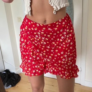 Kjol - Söt kjol från shein i jätte fint skick. FRAKT INGÅR ❤️